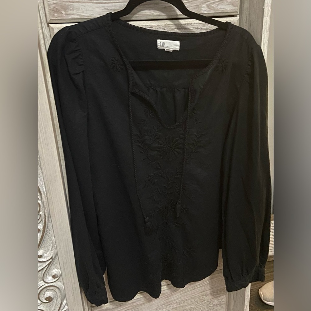 Gap linen XL black top. Shirt detail in pics!!